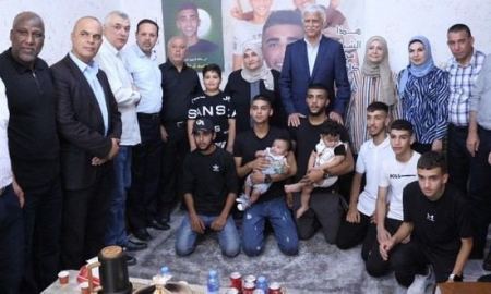 وزير التربية يزور عائلات طلبة الثانوية العامة الشهداء في مخيم جنين
